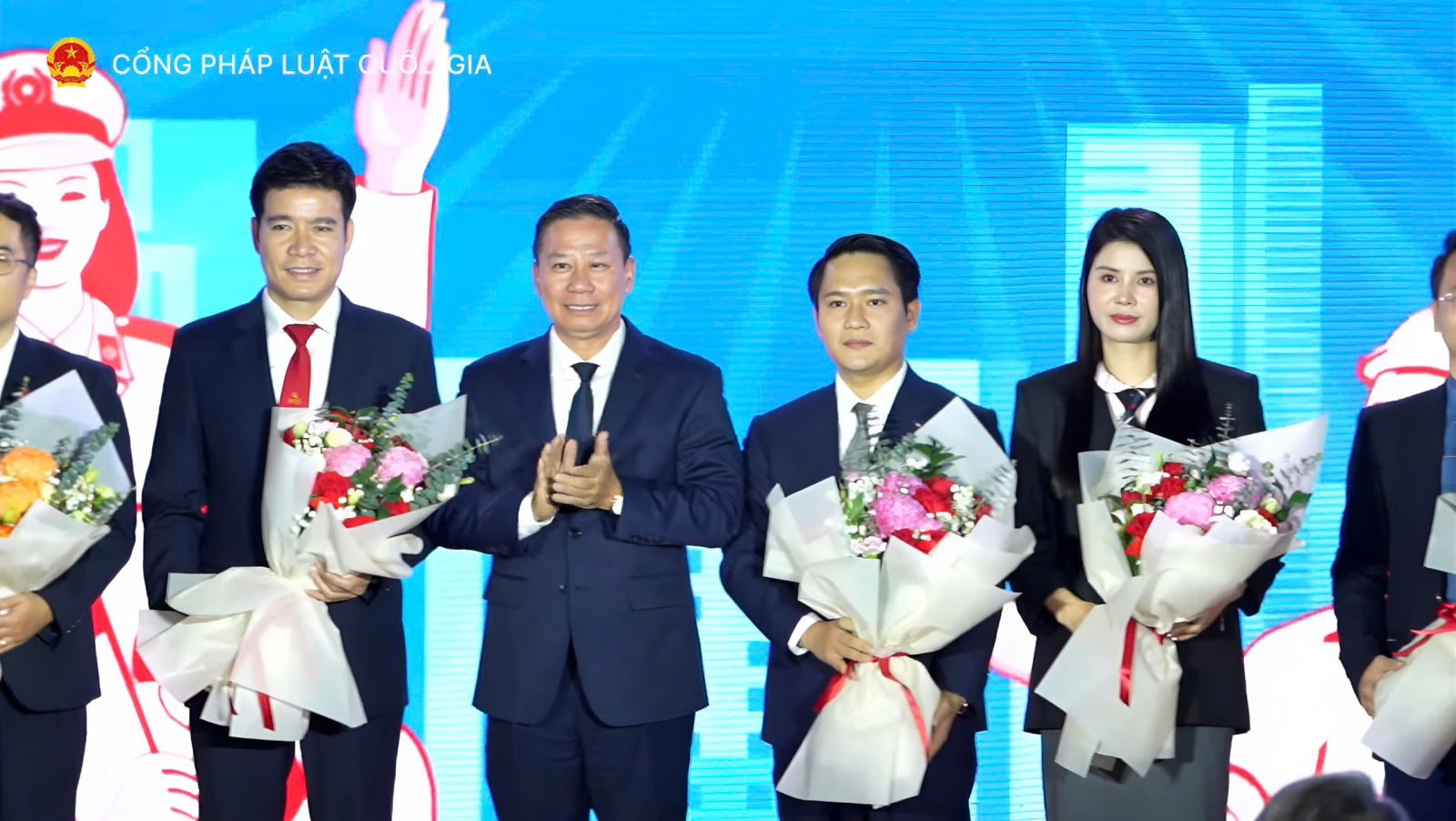 Luật sư Lưu Tiến Dũng nhận hoa của Bộ Tư pháp và Hội đồng Phổ biến GDPL trung ương